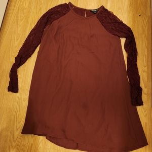 Flowy dress with long lace sleeves